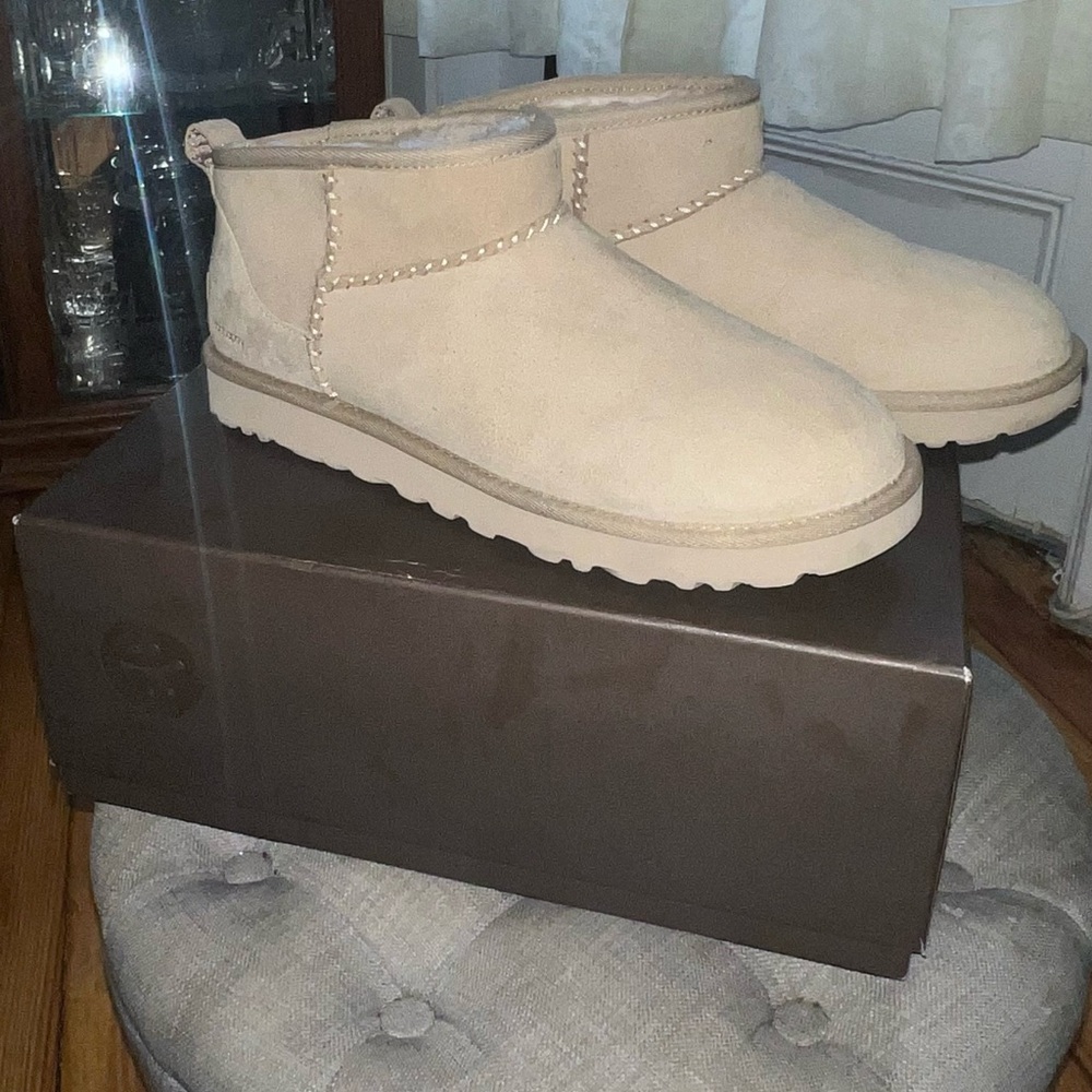 Size 10 women’s uggs x mad happy collab ultra mini Uggs color: white pepper